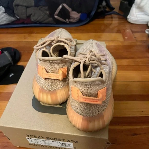Yeezy Boost 350 V2 in Clay - Picture 3 of 6